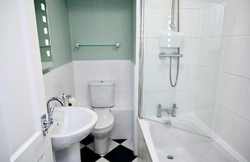 Bay View, Sleeps 18, 7 Bedrooms, 7 Bathrooms, Seafront, Criccieth - Foto 33