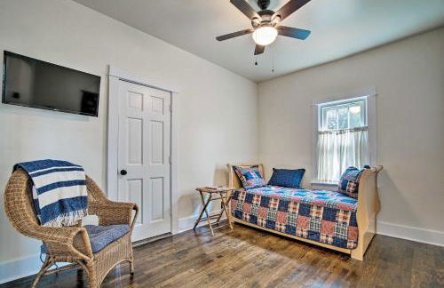 Remodeled Historic Farmhouse about 20 Mi to KC! - Foto 24