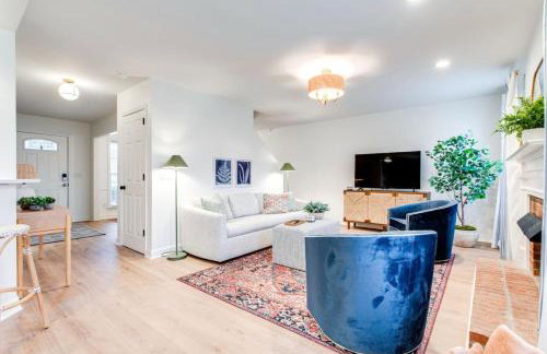 Stylish New 3BR 2.5BA Fire Pit Fence yard - Foto 42