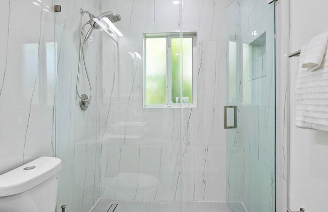 Uhost AI Stylish 1BR Bright Space w Patio - Foto 24