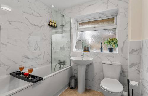 KingstonUponThames Contractor Sleeps8 Parking - Photo 5