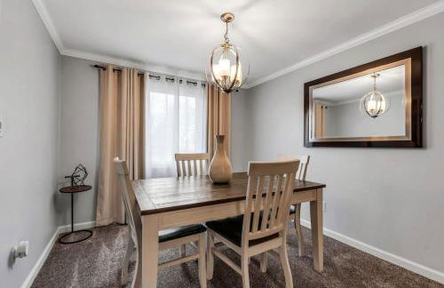 Family Fun Pool Central Airport - Photo 3