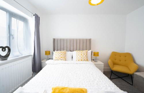 Entire Modern Home with Private Parking for 6/8 Persons - Photo 9