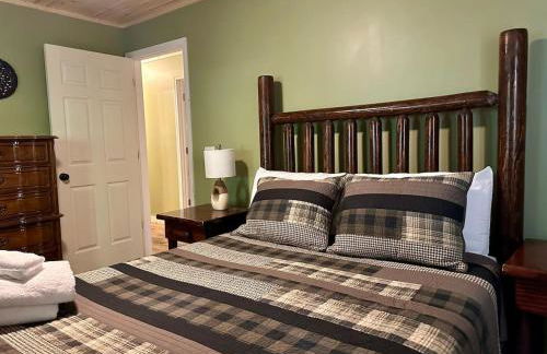 Laurelwood Luxury Cabin Hot Tub - Photo 23