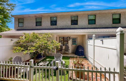 Inviting condo with an outdoor pool, washer/dryer, & AC - near the beach - Foto 2