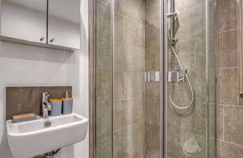 3-Bed, 2-Bath Wembley Apartment with Free Parking - Foto 10