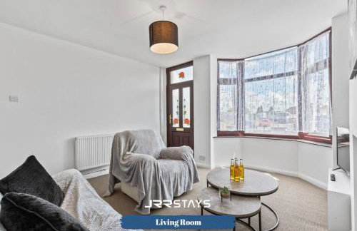 Nuneaton - Ideal 3 Bedroom, Wi-fi Parking, Sleeps 6 - JRR Stays - Foto 2