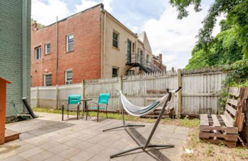 Stylish 3BR Townhouse with Backyard,and Easy Parking - Photo 53