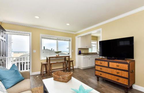 Oceanfront Back Home with View of the Sea - Photo 11