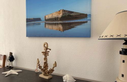 Saint Ho Mer Maison lumineuse vue mer 8 pers 4 chambres 2 sdb 2 WC étage rénové en 2025 belle terrasse grand jardin clos parking 8 mn à pied petite plage grand jardin près de Port en Bessin, Bayeux et plage Omaha beach - Foto 39