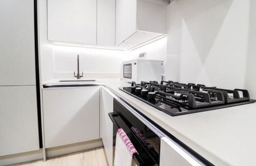 The Dashwood Suite - 2BR Modern Apt with Stylish Design Decor, Free Secure Underground Parking & 50" Smart TV - Foto 3