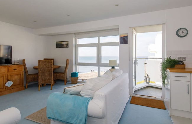 Two Bed Seafront Escape in East Wittering - Photo 35