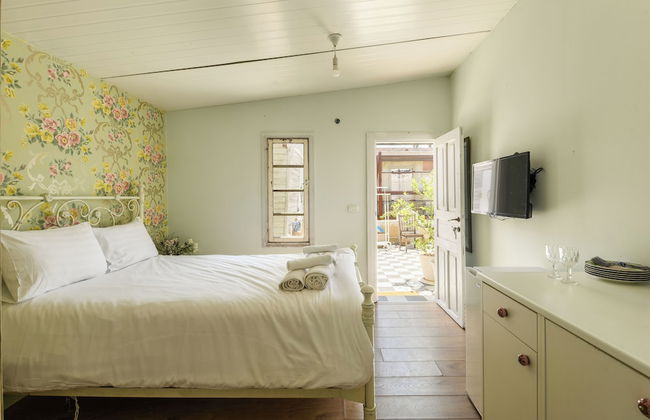 Elegant 1BR Apt w Balcony in the City - Photo 4