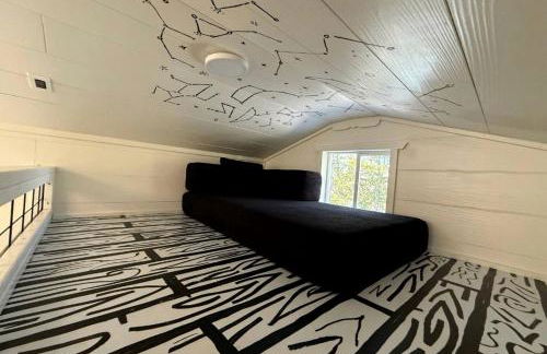 Whimsical Lakefront Tiny Home with Hand-Drawn Doodle Design Near Bastrop, Texas - Foto 7
