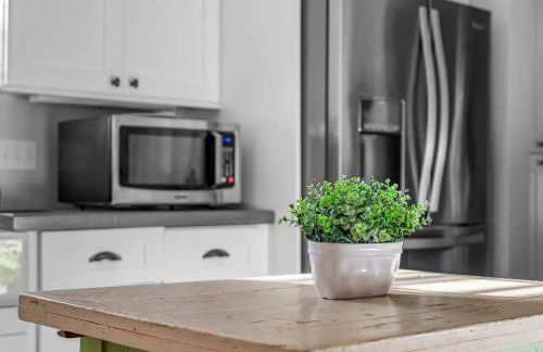 Tiny Home w MIL suite - 3 MI to DT - Foto 45