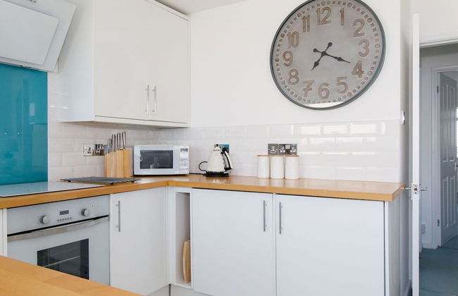 Two Bed Seafront Escape in East Wittering - Photo 13