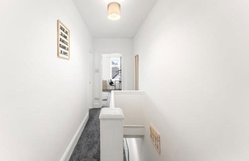 Comfortable 4 Bed Home - Free Parking & Fast WiFi - Foto 39