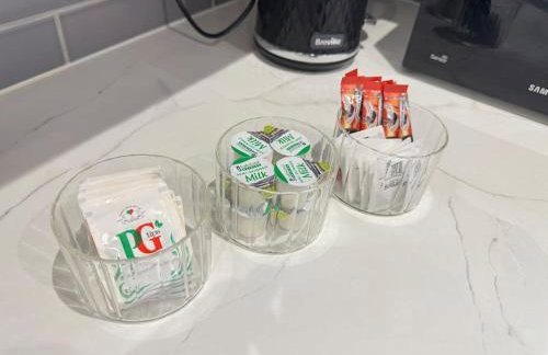 Modern 3 Bedroom Home - Free Driveway Parking - 6 Guests - Upstairs Bathroom and Downstairs WC - Foto 20