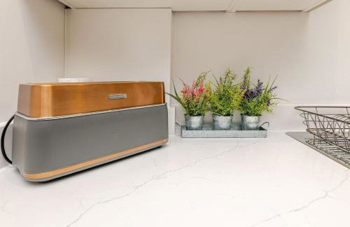 Brand New Apt - Beach Breeze Spacious 1-Bedroom Apartment with parking - sleeps 4 ppl- internet - Foto 44