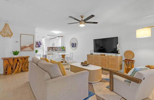 Boca Waterfront • Watch the Boats • Pool & Gym - Photo 12