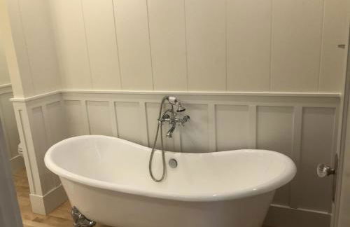 Gorgeous Renovated 1937 Plantation Style Beach House 50 Steps To The Center Of The Beach 5 Bedroom Home by RedAwning - Foto 114