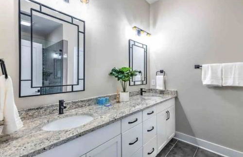 Luxury four-story Home, Rooftop Deck with views, PingPong! Sleeps 12! - Photo 18