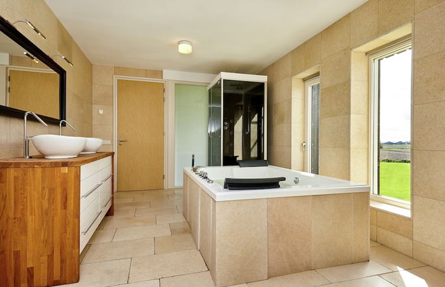 Stately Villa in Wierum with Fantastic Views & Hot Tub - Foto 15