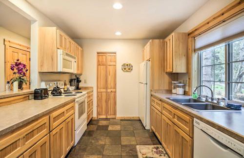 Chalet at Running Y Resort with Wraparound Deck! - Foto 8