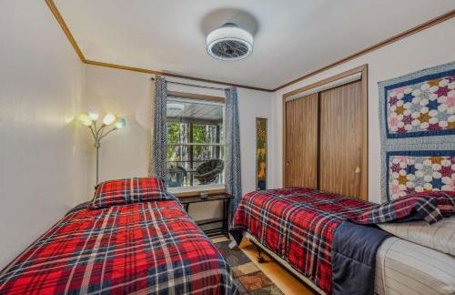 Mountain View Hideaway -- Pet Friendly, Grill, Wifi, Fire Pit, Deck, Screen Porch, Family Friendly, Game Room, Wood Stove - Foto 40