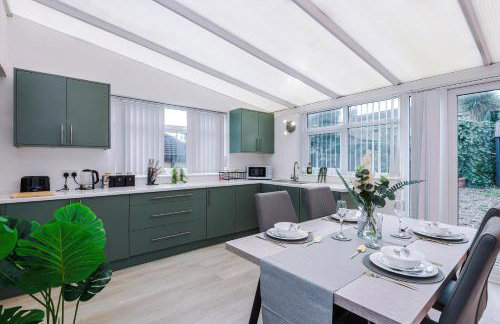 The Lyme Lounge - Contemporary & Stylish 3BR Home - Sleeps 7 with Parking & Wi-Fi - Perfect For Business or Work Stays - By Parydise Properties - Foto 22