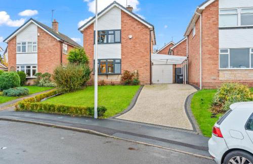 M54 Luxury Escape Sleeps 7- 4 Beds Off M54 - Driveway Parking- RAF Cosford Telford Albrighton Oxley Staffordshire -JLR Wolves Stafford I54 Business Park- 10 Mins to M6- 45 Mins to NEC and BHX Airport Regular & Long Work Stays available - Samina- ARZ Stays - Foto 1