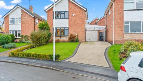 M54 Luxury Escape Sleeps 7- 4 Beds Off M54 - Driveway Parking- RAF Cosford Telford Albrighton Oxley Staffordshire -JLR Wolves Stafford I54 Business Park- 10 Mins to M6- 45 Mins to NEC and BHX Airport Regular & Long Work Stays available - Samina- ARZ Stays - Foto 1