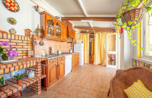 Eclectic oasis with poolside charm in Arranhó - Foto 10