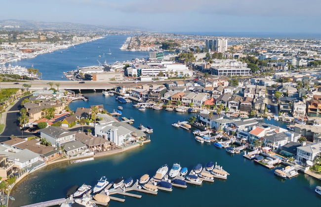 Canalfront Charmer by Avantstay Waterfront w/ Shared Dock + Hot Tub - Foto 4