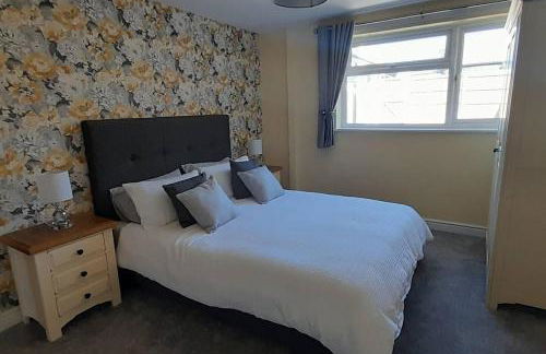 2 Bed House - Sleeps 4 - Pets - Garden - Parking - Photo 2