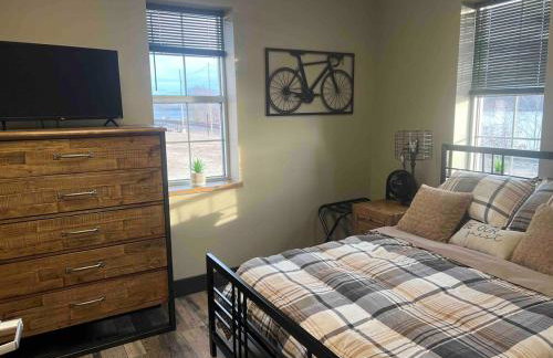 Dragonfly loft, hot tub, river views - Photo 9