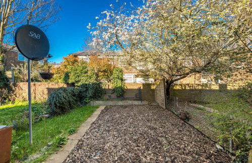 Stylish 3 Bed Home with Gardens Fast Transport Links - Foto 4