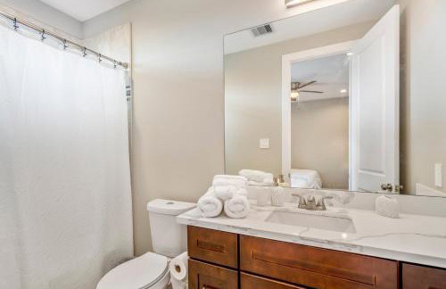 Spacious 3 Bed House near MD Anderson with Free Parking & Wi-Fi - Photo 37