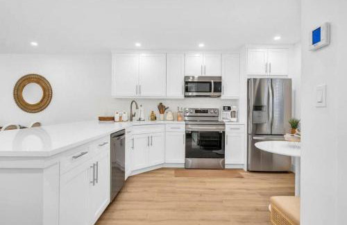 Lux Beachside 2nd Floor Condo 3 Steps to the Beach! - Foto 24