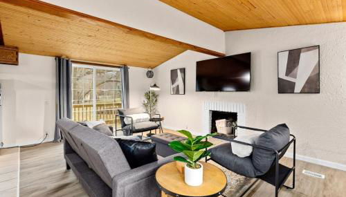 Comfort Cabin - 2BD Family Getaway in Creve Coeur - Photo 5