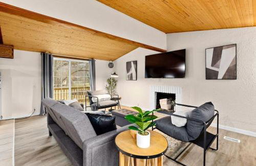 Comfort Cabin - 2BD Family Getaway in Creve Coeur - Photo 5