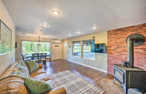 Dreamy Riverside Cabin with Fireplace and Grill - Foto 3