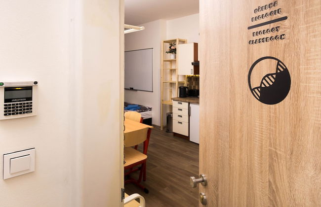 School Apartment by metro stop Vyšehrad - Foto 12