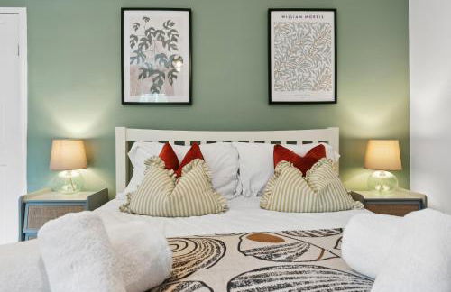 2-Bedroom Stylish & Gorgeous, Cosy Westgate Cottage Retreat, Central Winchester, Free On-Street Parking Permit, with Garden, Close to Cathedral - Sleeps 6, Pets are Welcome - by Blue Puffin Stays - Foto 31