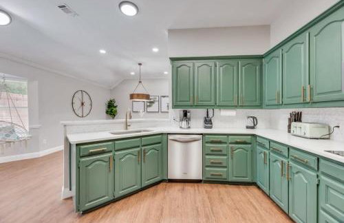 Boho Chic Home w Backyard Paradise - Pool + Grill - Foto 14