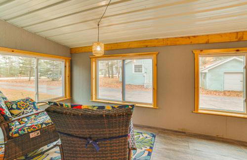 Oscoda Cabin with Charcoal Grill Walk to Lake Huron - Foto 20