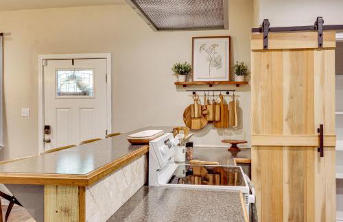 On-Site Creek and Spacious Yard Family Gem in Royal - Foto 11