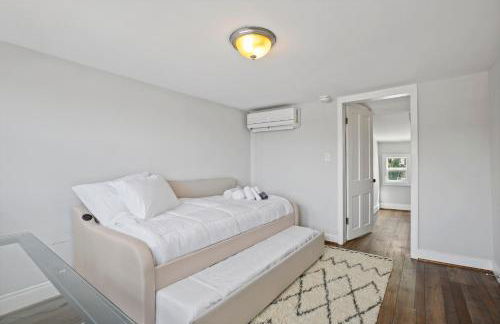 Charming 4BR with Private Patio and Historic Row Downtown - Foto 16