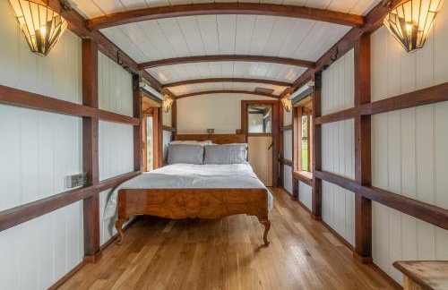 The Railway Carriage - Photo 20