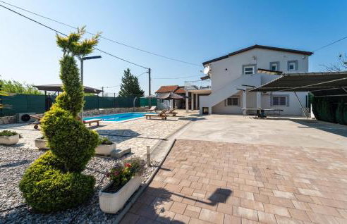 Four-Bedroom Holiday Home In Islam Latinski - Photo 12